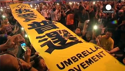 Hong Kong demokrasi için ayaklandı