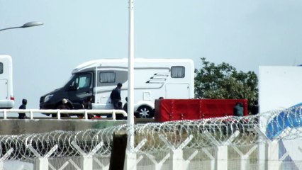 Les migrants prennent d'assaut les camions sur la  rocade de Calais