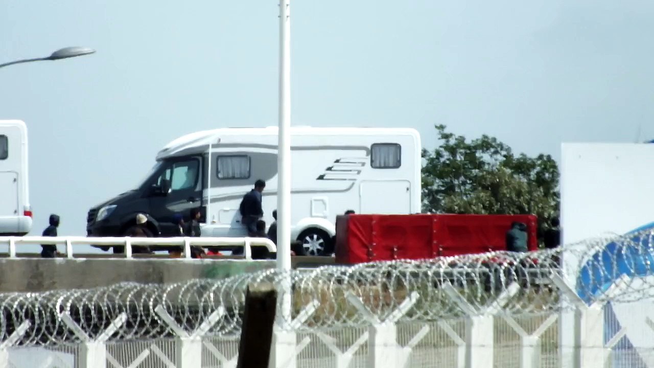 Les migrants prennent d'assaut les camions sur la  rocade de Calais