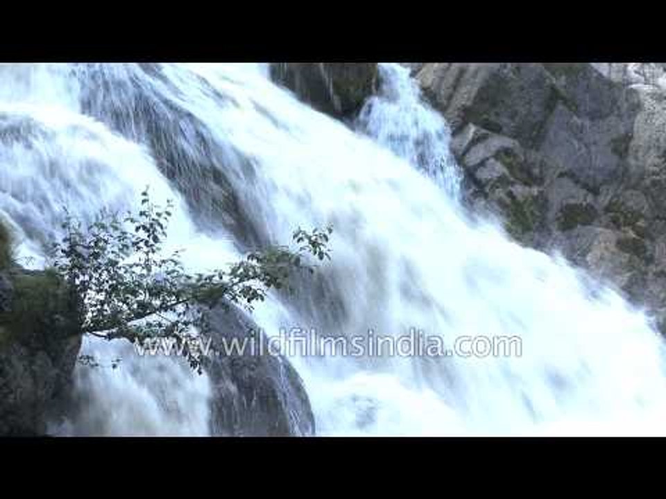 Waterfall en route Lamkhaga Trek - Himachal Pradesh