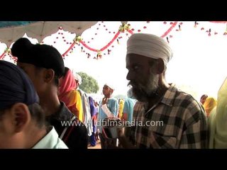 Sikh women serve water as 'seva' - Golden Temple, Punjab
