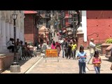 Kids holding flowers walk towards the Pashupatinath temple - Kathmandu