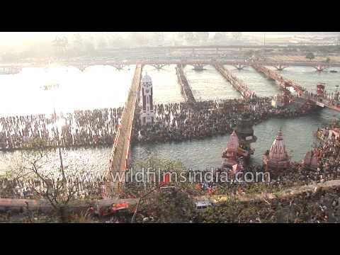 Hindu crowds fill plastic jerrycans with Ganga jal during Kumbh Mela