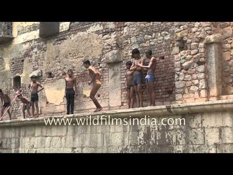 Children swimming at Nizamuddin baoli to beat the heat