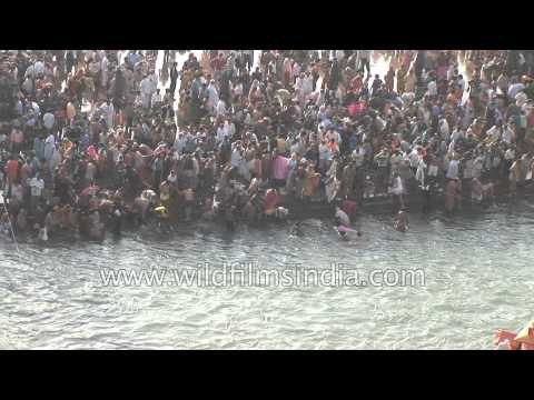 Crowds of Indians bathe and splash at Kumbh mela - Haridwar, India