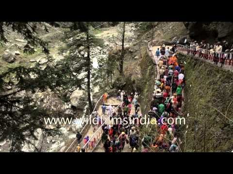Hindu pilgrims trek towards Yanumotri Temple, India
