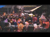Huge crowd gather for Holi procession - India