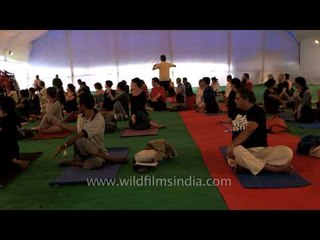 Foreigners learn Yoga from an Indian expert - Rishikesh