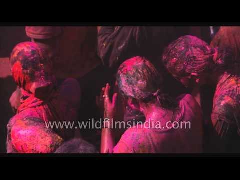 Crowd smear in colours during Holi festival - India