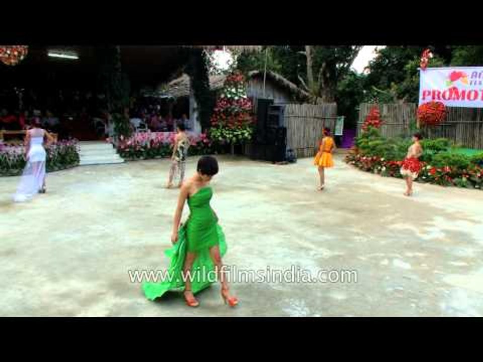 Elegantly dressed Indian women strut their stuf...