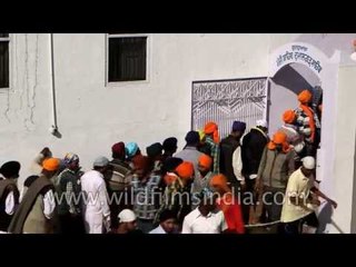 Скачать видео: Devotees stepping towards Gurudwara Takht Sri Keshgarh Sahib, Punjab