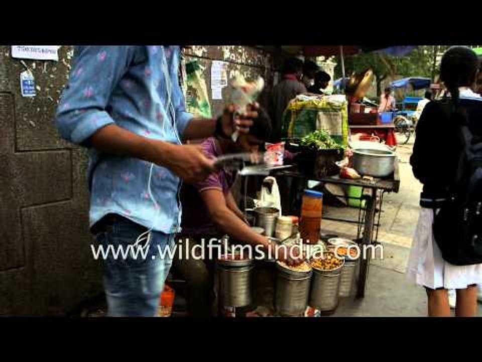 A street-side vendor preparing Bhelpuri at Maharani Bagh