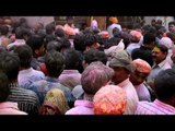 Sea of human heads : Banke Bihari Temple in Vrindavan, on Holi