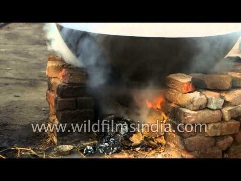 Man cooks food for langar : Takht Sri Keshgarh Sahib, Punjab
