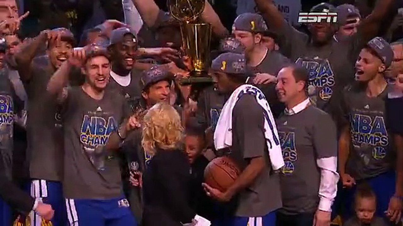 [LOL EXA] Andre Iguodala Receives 2015 Finals MVP Trophy