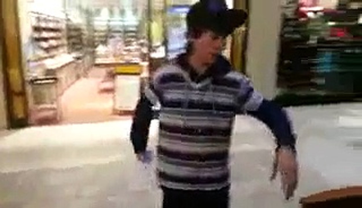 DAVID BLAINES SON DOSE crazy card tricks at the mall