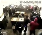 ‫ردة فعل شاب روسي اقتحم 35 مسلحا مطعما يجلس فيه Russia People Are Crazy New