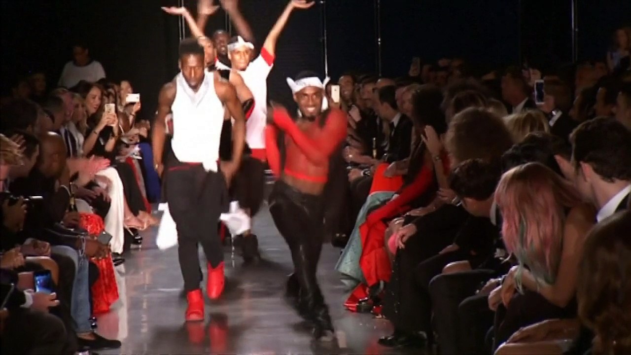 Miley Cyrus gets emotional at amfAR gala