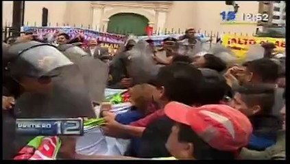 Trabajadores de imprentas se enfrentan a PNP en Centro de Lima