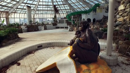 Un drone dans un parc aquatique abandonné