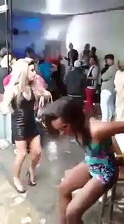 Une jeune femme complétement ivre au Brésil - Vidéo Dailymotion