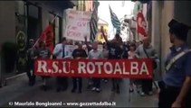La manifestazione dei lavoratori della RotoAlba contro Guido Veneziani Editore