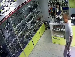 شاب يضرب فتاة تبيع في محل جوالات