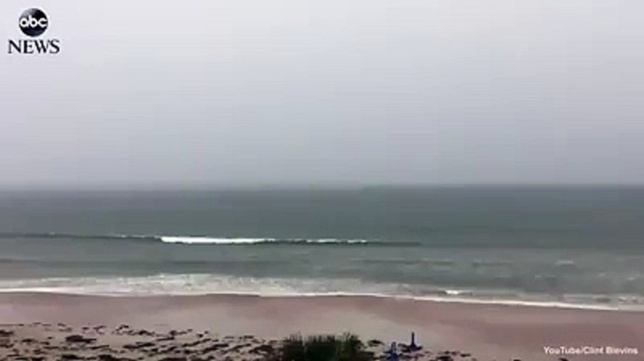 برق يضرب الشاطئ