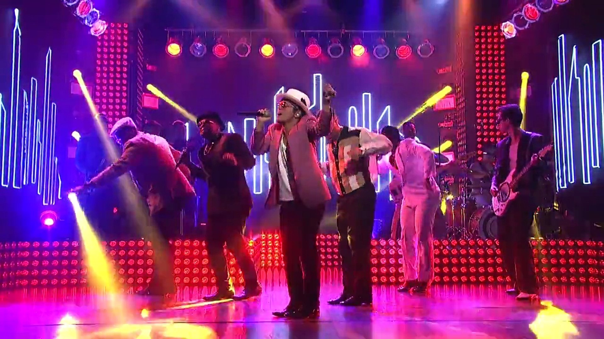 Mark Ronson - Uptown Funk (Live on SNL) ft. Bruno Mars ''The Move Makers  Band'' - video Dailymotion
