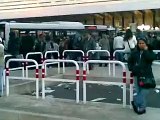 Un uomo cade nella stazione della Metro di Piazza Vittorio