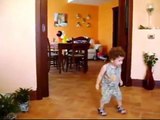 bambino che gioca a calcio