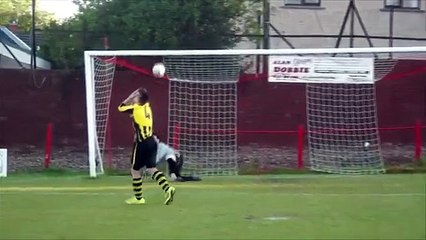 YouTube: Arquero ataja penal y acaba haciendo autogol por celebrar