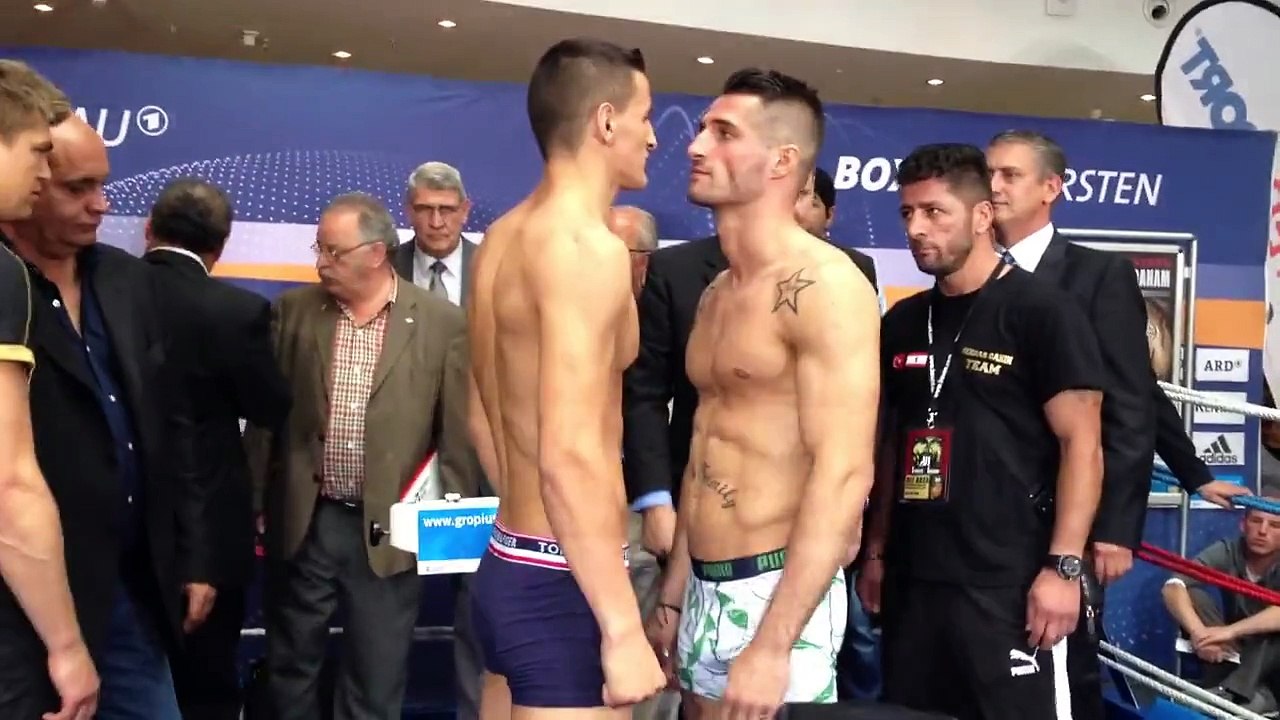 Haxhi Krasniqi vs. Serdar Sahin në peshimet zyrtare - Boksieri shqiptar e tremb turkun me shikim