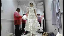 Bodas 'low cost' con vestidos de novia de papel higiénico