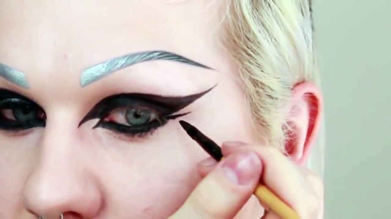 Sexy Dark Gothic Makeup Glowing Skin & Gold Eyes ♡