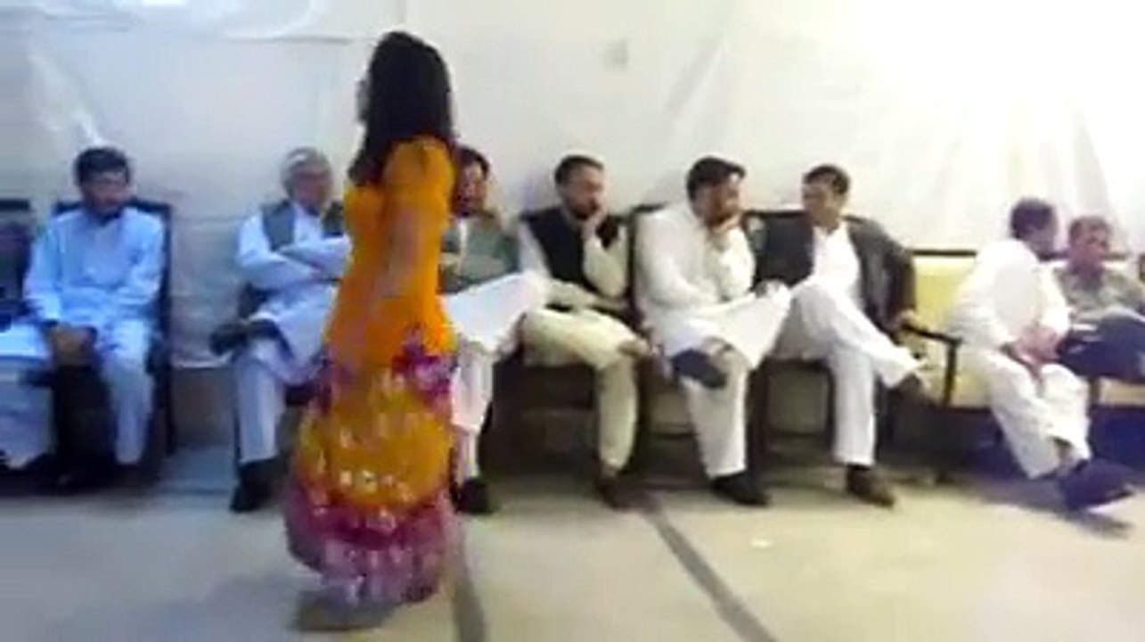 Desi Girl Wedding Dance in Dubai 2015 (Saraiki HD Songs)