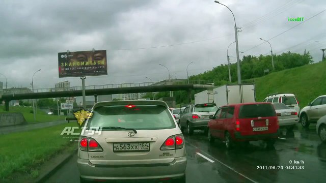 Une voiture décolle après avoir percuté un mur