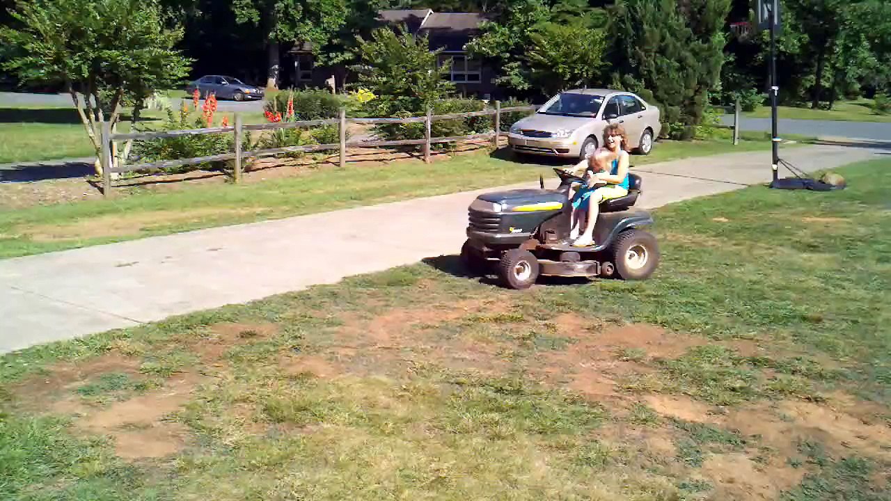 Ride on lawnmowers