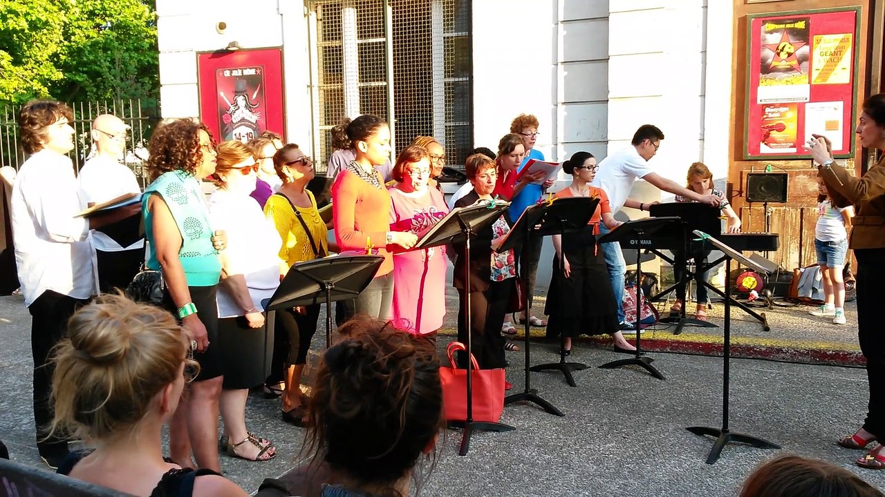 La Démo du conservatoire de Saint-Denis, devant la Belle Étoile à la Plaine