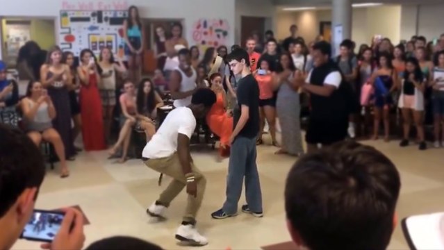 Un geek surprend tout le monde pendant une battle de danse