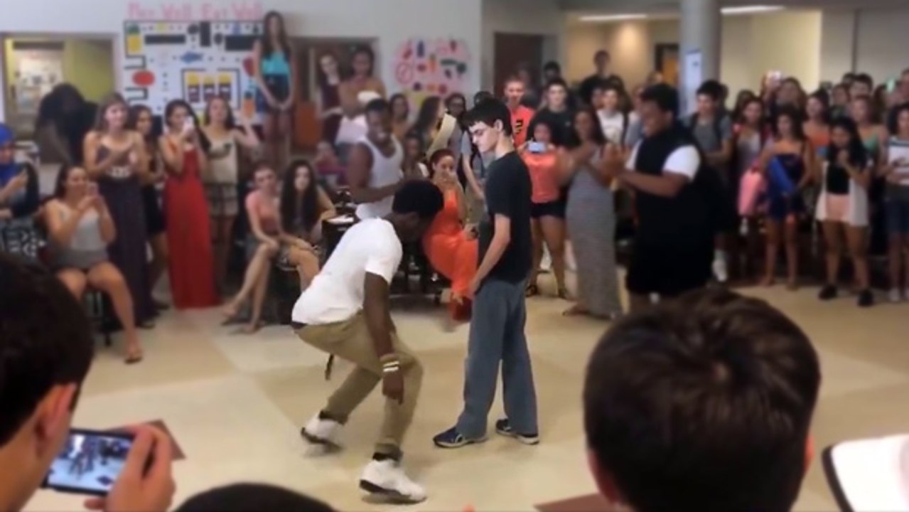 Un geek surprend tout le monde pendant une battle de danse