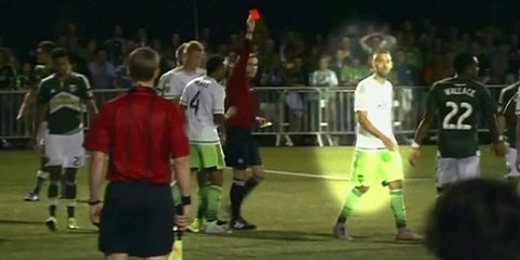 Hakemin kartını yırttı!