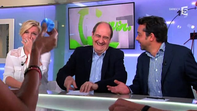 Le cadeau très intime de Karine Le Marchand à Anne-Sophie Lapix dans C à vous