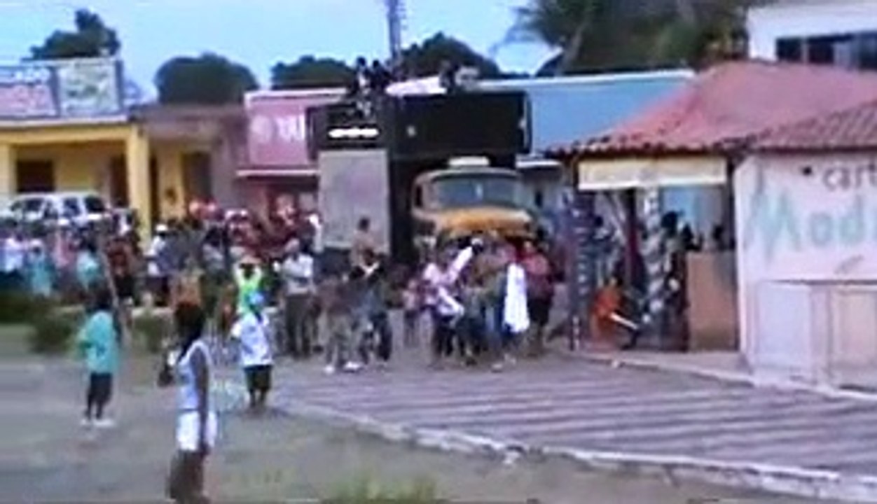 Atraz do trio Eletrico.flv