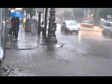 Napoli - Violento nubifragio in città: metro allagata (17.06.15)