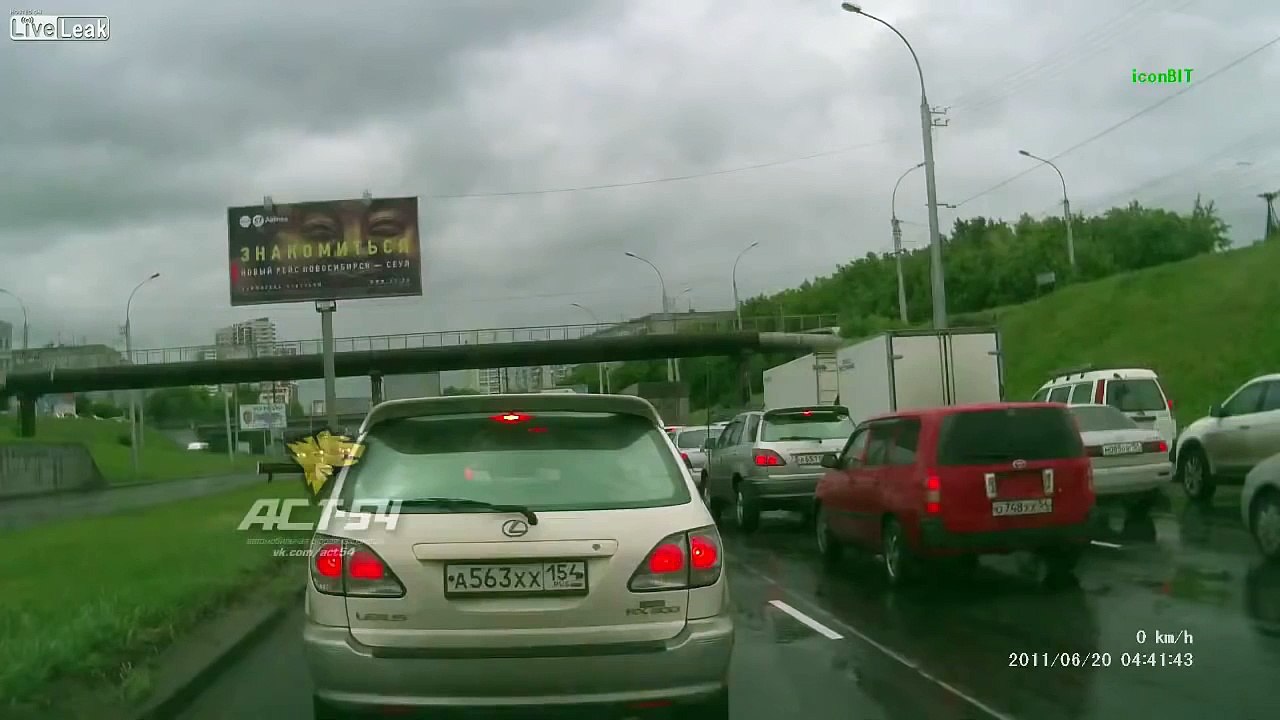 Porsche goes airborne on the highway -Эпичный полёт Porsche