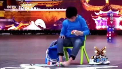 HEM ELİ HEM DE AYAĞI İLE RUBİCK KÜBÜ ÇÖZEN İNANILMAZ ÇOCUK