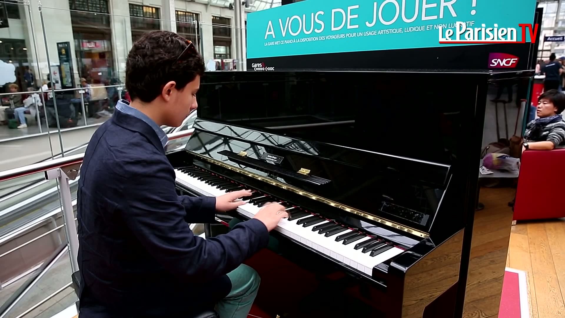 Gare de Lyon, ils jouent du piano en attendant leur train - Vidéo  Dailymotion
