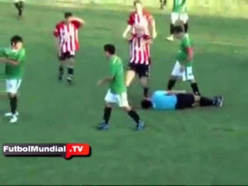 Il met KO un arbitre pour un carton jaune