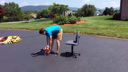 Faire le con avec une chaise de bureau et un souffleur à feuille